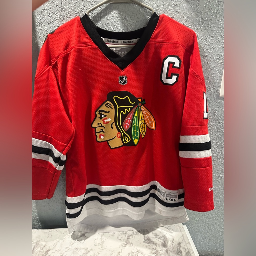 Reebok Jonathan Toews Youth L/XL Hockey NHL Jersey Red